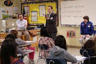 The Big Bang Theory – Sollen junge Mädchen für die Wissenschaft begeistern: Leonard (Johnny Galecki, l.), Sheldon (Jim Parsons, M.) und Howard (Simon Helberg, r.) ...