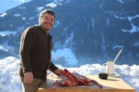 Heimatleuchten – Harald Bitschnau bereitet ein Lamm zu