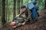 Der Ranger - Paradies Heimat – Zu Jonas (Philipp Danne, r.) Schock stürzt Leon (Justus Czaja, l.) auf dem Weg zur Rangerstation und verletzt sich dabei am Kopf.