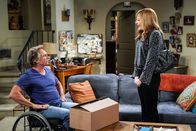 Mom – Adam (William Fichtner, l.); Bonnie (Allison Janney, r.)