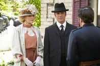 Murdoch Mysteries – Crabtree (Jonny Harris) teilt Dr. Ogden (Hélène Joy) mit, dass er sie zusammen mit Detektiv Murdoch (Yannick Bisson) zum Revier begleiten muss.