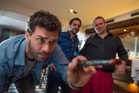Heldt – Nikolas Heldt (Kai Schumann, l.) hat verborgenes kÂ¸nstlerisches Talent wie seine Kumpel Achmed (Yunus Cumartpay, m.) und Carlo (Felix VË†rtler, r.) amÂ¸siert feststellen. Honorarfrei - nur fÂ¸r diese Sendung bei Nennung ZDF und Frank Dicks