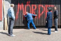 Tatort – Adam Schürk (Daniel Sträßer, l.), Esther Baumann (Brigitte Urhausen) und Leo Hölzer (Vladimir Burlakov, r.) befragen Michel Louis (Gerhard Liebmann). Er zeigt den Ermittlern die Schmiererei an seinem Tor.