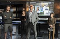 Navy CIS: L.A. – Hoffen auf einen erfolgreichen Abschluss ihres Falles: Owen Granger (Miguel Ferrer, 2.v.r.), Hetty (Linda Hunt, r.), Nell (Renée Felice Smith, 2.v.l.) und Eric (Barrett Foa, l.) ...