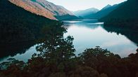 Mit dem Zug durch ... – Fiordland – ein Paradies zwischen Bergen und Urwäldern. Der größte Nationalpark des Landes hat eine mehr als 500 Millionen Jahre alte Geschichte.