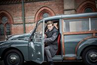 Der junge Inspektor Morse – DS Endeavour Morse (Shaun Evans) ist auf dem Weg zu seinem nächsten Undercover-Einsatz an einer Jungenschule.