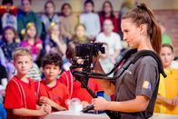 1, 2 oder 3 – Kamerakind Valentina unterstützt das Aufnahmeteam im Studio.