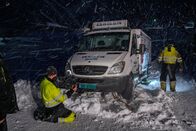 Ice Road Rescue - Extremrettung in Norwegen – Thord on his way to an ice cream truck that is stuck. (National Geographic/ITV Studios Norway AS)