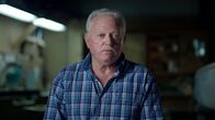 Im Angesicht des Sturms – Der bermudische Fischer Roger DeCosta steht in seinem Bootsschuppen und erzählt von dem dramatischen Abend, den er während des Hurrikans Humberto erlebte.