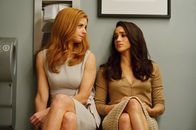 Suits – Donna (Sarah Rafferty, l.) versucht, Rachel (Meghan Markle, l.) Trost zu spenden, deren Verlobter wegen Betrugs verhaftet wurde. Statt eines glücklichen Ehelebens scheint das Verbüßen einer Haftstrafe dessen Zukunft zu sein.