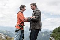Der Bergdoktor – Als Martin Gruber (Hans Sigl, r.) Lukas (Anton Andreew, l.) endlich auf dem Felsplateau findet, geraten die beiden in Streit.