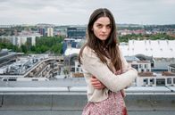 Tatort – Emilie Neumeister (Rolle Amanda) auf einem Hausdach, sie sucht ihre Schwester Jana.