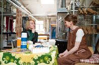 Alice – L-R: Alice (Nina Gummich) interviewt eine Arbeiterin (Lisa Hagmeister)