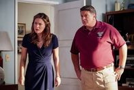 Young Sheldon – Mary Cooper (Zoe Perry, l.); George Cooper sen. (Lance Barber, r.)