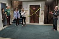 The Big Bang Theory – Kann Theodore (Christoph Lloyd, r.) den Konflikt zwischen den Streithähnen Amy (Mayim Bialik, l.), Sheldon (Jim Parsons, 2.v.l.), Leonard (Johnny Galecki, 3.v.l.) und Penny (Kaley Cuoco, 2.v.r.) schlichten?