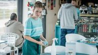 The Bay – Abbie Armstrong (Imogen King) arbeitet in einem Café. Sie fühlt sich unwohl, da ihr eigener Vater wieder aufgetaucht ist.