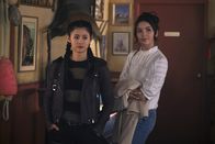 Nancy Drew – George Fan (Leah Lewis, l.); Bess Marvin (Maddison Jaizani, r.)