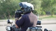 Abenteuer Straße – Einhundertfünf Kilometer pro Stunde sind auf der Interstate 35 erlaubt, doch die meisten fahren etwa einhundertfünfundvierzig. In Texas legt nicht die Polizei das Bußgeld fest, sondern ein Gericht, wobei das Gesetz hier reichlich Ermessensspielraum zulässt.