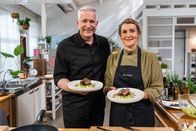 Einfach & köstlich – In der Sendung "Einfach & köstlich" hat Alexander Herrmann für seinen Gast Julia Komp eine knusprig-rosa Entenbrust gegrillt, mit Rosmarin-Honig lackiert und einen Spitzkohlsalat dazu serviert.