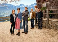 Daheim in den Bergen – Von links nach rechts: Die Schwestern Lisa (Theresa Scholze) und Marie Huber (Catherine Bode), Georg Leitner (Thomas Unger), Karl Leitner (Christoph M. Ohrt), Henriette Leitner (Heike Trinker) und Florian Leitner (Matthi Faust).