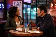 9JKL – Toni (Meagan Tandy, l.); Josh (Mark Feuerstein, r.)