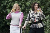 The Goldbergs – (v.li.) Jennifer Irwin (Virginia Kremp), Stephanie Courtney (Essie Karp).