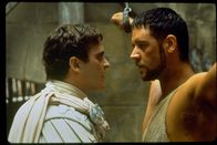 Gladiator – Kaiser Commodus (Joaquin Phoenix, l.) hat seinen Rivalen Maximus (Russell Crowe, r.) zu einem Kampf Mann gegen Mann aufgefordert. Doch Commodus kämpft mit unlauteren Mitteln - er verletzt Maximus vor dem Kampf schwer.