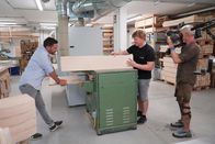 Heimatleuchten – Moderator Richard Deutinger (l.) hilft Musikinstrumentenbauer Helmut Unger-Oberhuaser beim Schleifen eines Brettes für den Harfenbau, während ServusTV´s "Heimatleuchten - Der Wilde Kaiser und seine Pioniere - Richard Deutinger rund um St. Johann“ in Kirchdorf, Tirol, Österreich, am 07.07.2025.