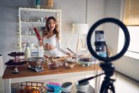neoriginal: Start the fck up – Melina (Lena Meckel) setzt sich gekonnt in Szene für ihre Follower und verkauft unbrauchbares Zeug, als geniales "Must have".