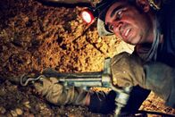 Bank Job – Bambas (Alki David) ist der Spezialist für das Graben des Tunnels, der bis unter den Tresorraum führen soll.