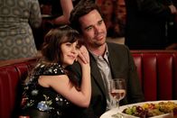 New Girl – Die Beziehung zwischen Jess (Zooey Deschanel, l.) und Sam (David Walton, r.) läuft perfekt. Doch dann lernt Jess Sams besonders gute Freundin kennenlernen ...
