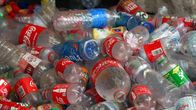 Coca-Cola und das Plastikproblem – Coca-Cola gilt als weltweit größter Hersteller von Erfrischungsgetränken, aber auch als größter Plastikmüllproduzent.