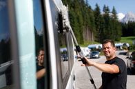Verrückt nach Camping – Am Tennsee kann man den Fahrzeugpfleger Heiko engagieren, um die Ferienzeit ohne Putzen zu genießen.