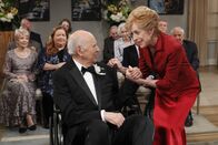 Two and a Half Men – Happy End: Alan und Walden haben es mit ihren unorthodoxen Methoden geschafft, Marty (Carl Reiner, l.) und Evelyn (Holland Taylor, r.) doch noch zur Heirat zu bewegen ...