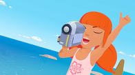 Zoom - Der weiße Delfin – Heute führt Marina Regie. Sie dreht ein Video, mit dem sie bei einem Preisausschreiben gewinnen will und gibt dazu Anweisungen an ihre Schauspieler Yann, Auru und Timeti.