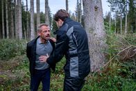 Sturm der Liebe – Als Henry (Elias reichert, r.) Erik (Sven Waasner, l.) retten will, traut der ihm nicht und läuft davon.