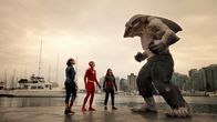 The Flash – (v.l.n.r.) Nora alias XS (Jessica Parker Kennedy); Barry alias The Flash (Grant Gustin); Cisco alias Vibe (Carlos Valdes); King Shark