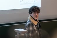 Die Chefin – Dr. Sina Seibold wurde nach einem Vortrag über Sterbehilfe ermordet. Steht das im Zusammenhang? Korbinian Kirchner (Jonathan Hutter) geht der Sache nach.