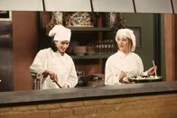 Friends – Monica Geller (Courteney Cox, l.); Franny (Clea Lewis, r.)