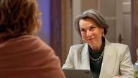 Rote Rosen – Nach Victorias (r. Caroline Schreiber) Zusammenbruch sucht Lou (l. Eva-Maria Grein von Friedl) das Gespräch mit ihrer Mutter. Die beiden nähern sich an.