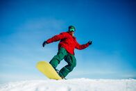 Snowboard: Weltcup – Snowboarder poses with board