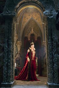 Brothers Grimm – Im Turm des Waldzentrums lebt die Spiegelhexe (Monica Bellucci), die für das verschwinden der jungen Mädchen verantwortlich ist.