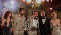 American Hustle – Sydney (Amy Adams, l.), Agent DiMaso (Bradley Cooper, 2.v.l.), Bürgermeister Polito (Jeremy Renner, M.), Irving (Christian Bale, 2.v.r.) und Noch-Ehefrau Rosalyn (Jennifer Lawrence, r.) sind auf dem Weg zum großen Coup.