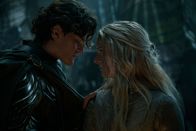 Der Herr der Ringe: Die Ringe der Macht – Elrond (Robert Aramayo, l.) verabschiedet sich von Galadriel (Morfydd Clark, r.), bevor er in die Schlacht zieht.