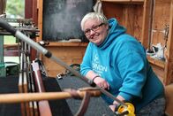 360° Reportage: Harris Tweed - Rückkehr einer Legende – Rebecca Hutton ist Weberin von Harris Tweed. Wie alle Weber arbeitet sie freiberuflich. Kunden kontaktieren sie vor allem für exklusive Muster.