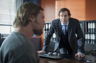 Der letzte Bulle – Geraten mal wieder aneinander: Mick (Henning Baum, l.) und Ferchert (Helmfried von Lüttichau, r.) ...