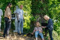 Jenseits der Spree – Mavi (Aybi Era, l.), Robert (Jürgen Vogel, 2.v.l.) und Veronika Schäfer (Anne Müller, r.) untersuchen das Opfer Jasmin Leitner (Sinja Dieks, 2.v.r.) am Tatort. Wurde sie hier umgebracht?