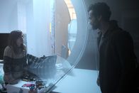 A Breath Away – Um die lebensnotwendigen Luftfilter der Isolationskabine von Sarah (Fantine Harduin, l.) am Laufen zu halten, müssen Mathieu (Romain Duris, r.) und seine Frau Anna regelmäßig die Batterie des Systems prüfen und austauschen.
