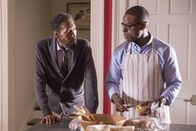 This Is Us - Das ist Leben – Thanksgiving steht vor der Tür: Randall (Sterling K. Brown, r.), sein biologischer Vater William (Ron Cephas Jones, l.) und seine Mutter Rebecca werden zum ersten Mal dieses Fest zusammen verbringen. Kann das gutgehen?