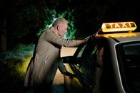 SOKO Potsdam – Bernhard Henschel (Michael Lott) wird von einem Taxifahrer bedroht und im Nirgendwo ausgesetzt. Kurz darauf ist der Mann tot und Henschel ist der Letzte, der ihn lebend gesehen hat.